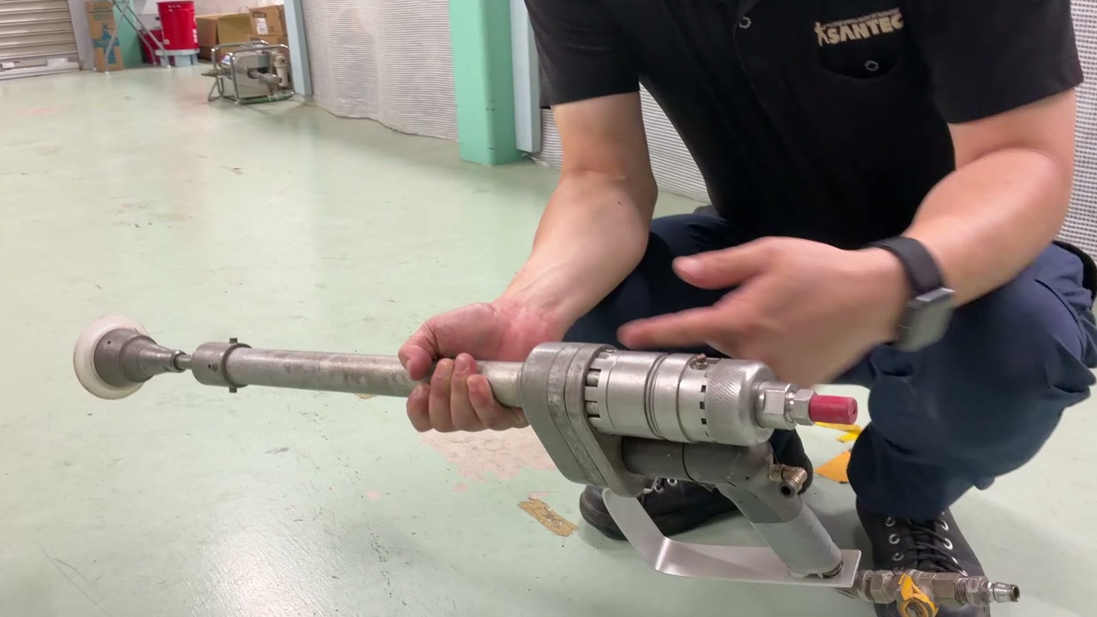 ハンド回転ガン — ノズルが回転しながら噴射し、面を均一に表面処理する超高圧ウォータージェットガン