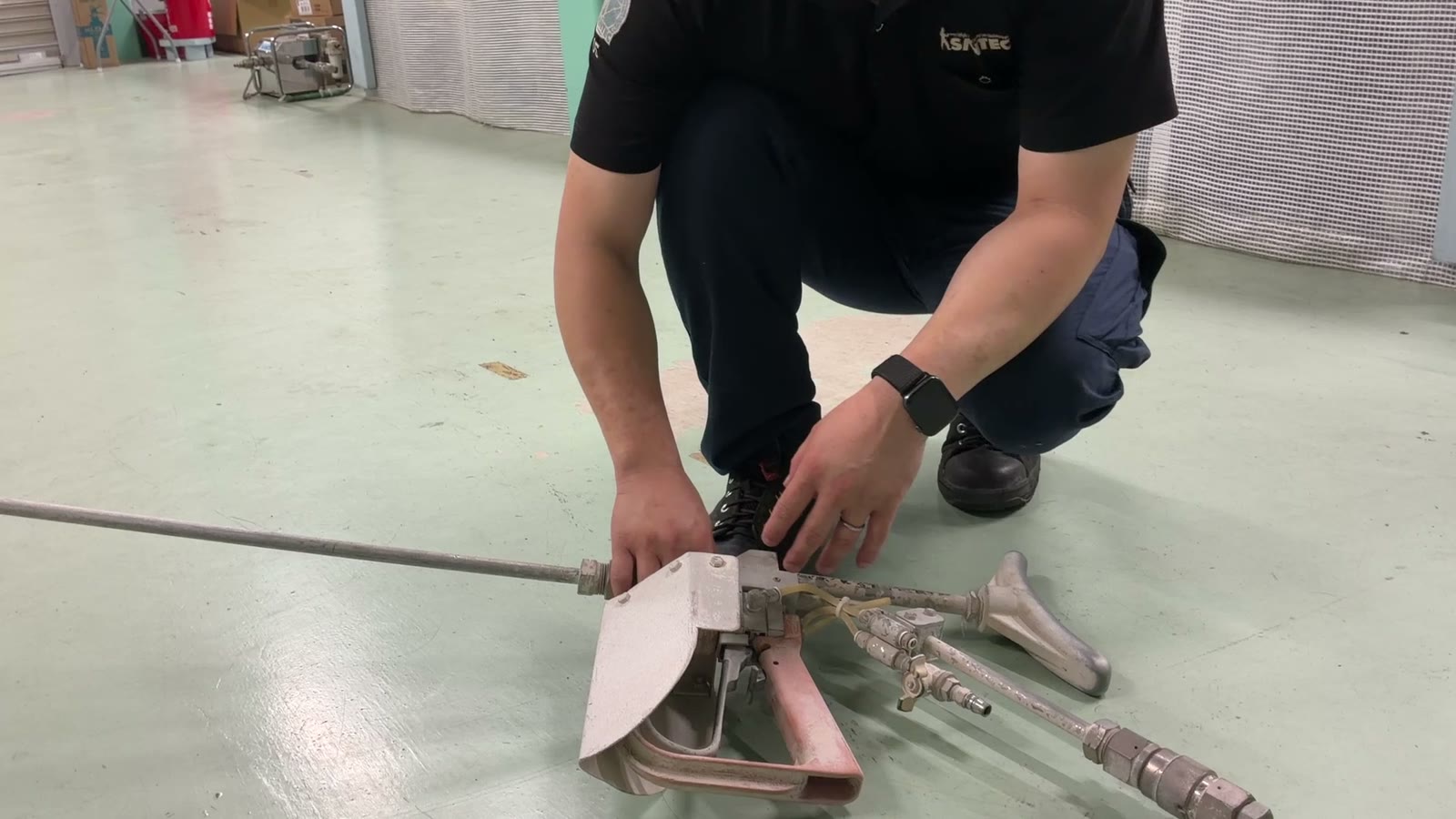 ハンド直射ガン — 水を1本に集約した最も強力な噴射。コンクリートのはつり・劣化部除去に使用
